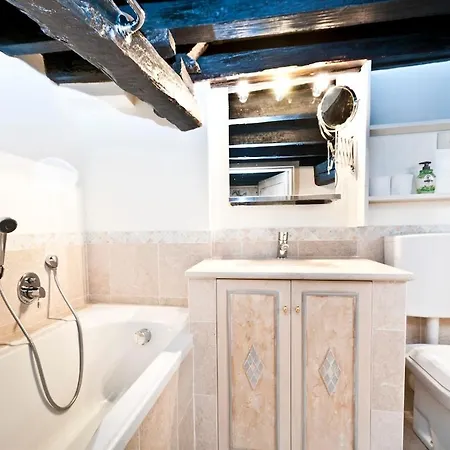 Luxury House Canal View, Terrace Daire Venedik