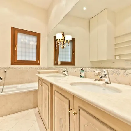 Luxury House Canal View, Terrace Daire Venedik