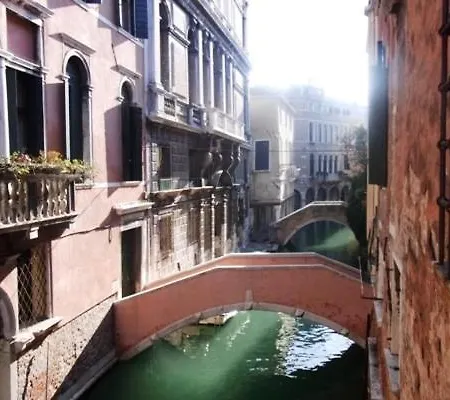 Luxury House Canal View, Terrace Daire Venedik